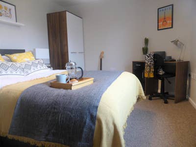Large Double room to quiet garden RSCH 15m GU2 9TJ Main Photo