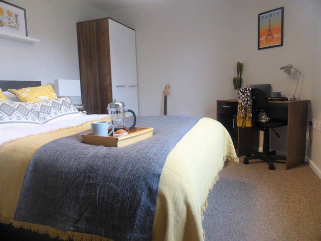 Large Double room to quiet garden RSCH 15m GU2 9TJ Main Photo