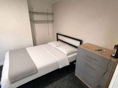 4 Spacious Doubles — Bills Included — Hyde Park Main Photo