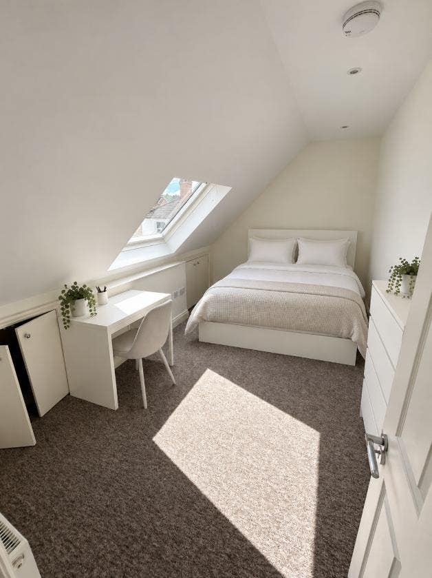 Double Room Available in GU1 Main Photo