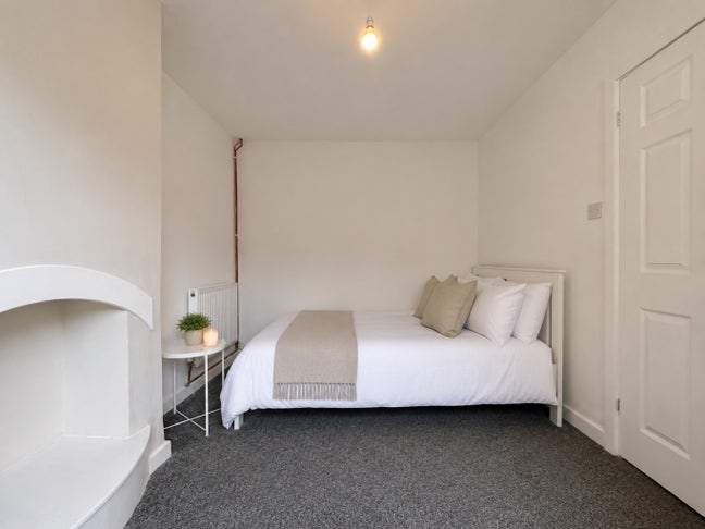 Spacious Double Room in a Professional House Share Main Photo