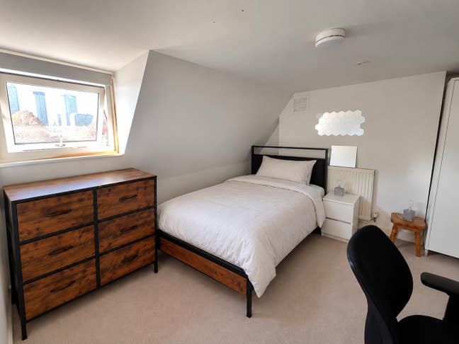 Last double room in a Spacious 5-Bed Flat – Oval Main Photo