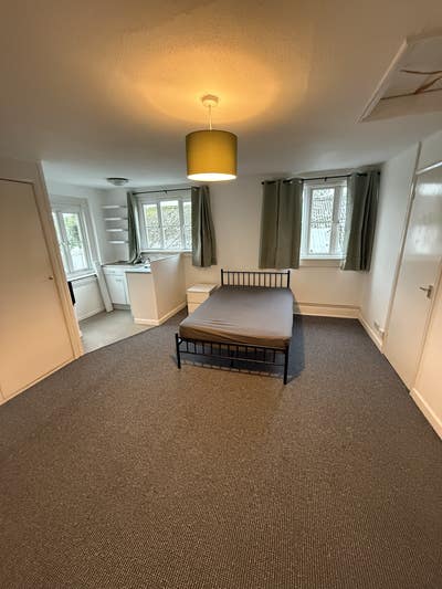 Studio bedsit room with kitchen and ensuite  Main Photo