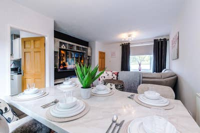 3-bed house, bills inc, free parking and Garden Main Photo