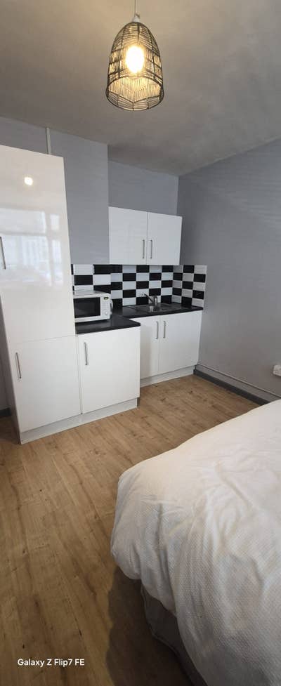 Quality Fresh Room with Kitchen and Toilet Main Photo