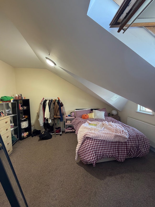 One large double room available  Main Photo