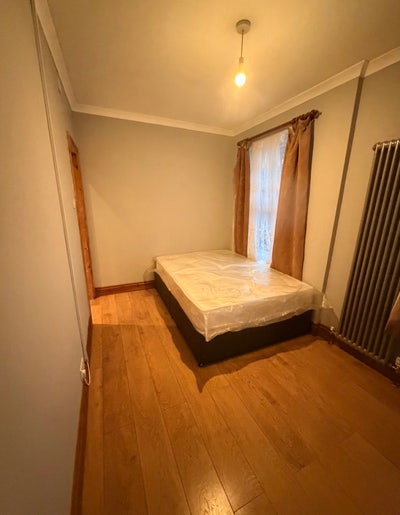 En-suite room in Seven kings  Main Photo