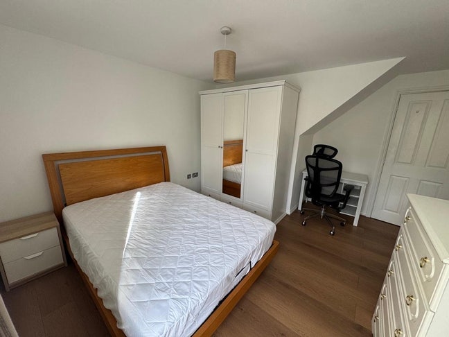 Spacious double room with en-suite- CB4 - 900pcm Main Photo