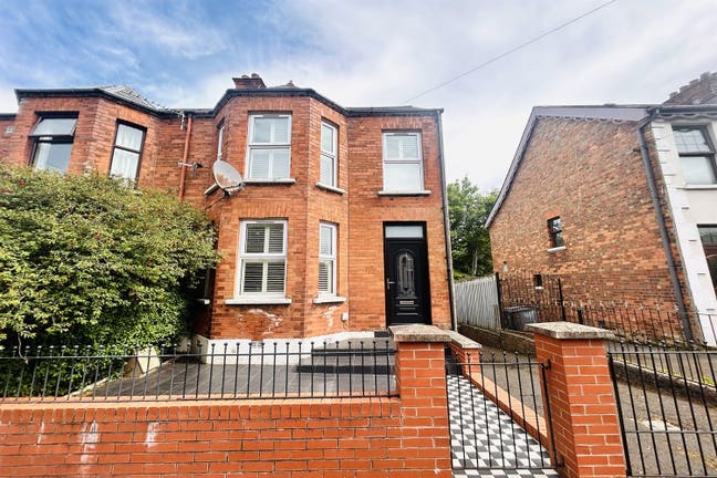 Large Double-Room Available - Short-Term Main Photo