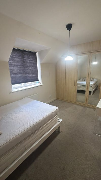 Urgent Female Fill  Double Bed Canary Wharf Area Main Photo
