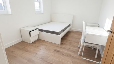 Stylish Newly Renovated 2 Bed Flat in Surrey Quays Main Photo