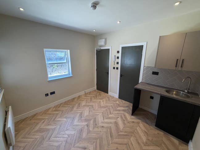 DSS - Studio Flat Available in Ponders End EN3 Main Photo
