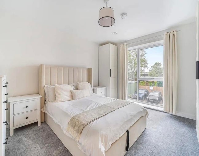 Large Double Bedroom Available in Edgware ASAP Main Photo