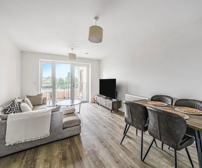 Large Double Bedroom Available in Edgware ASAP Main Photo