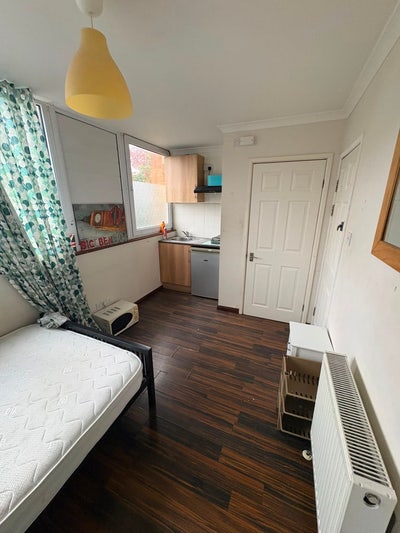 Hatfield Small studio Near Town centre Main Photo