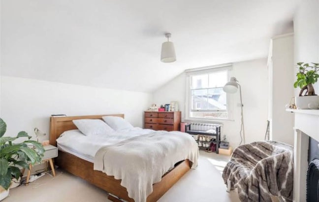 Large Ensuite Room Available in Clapham South Main Photo