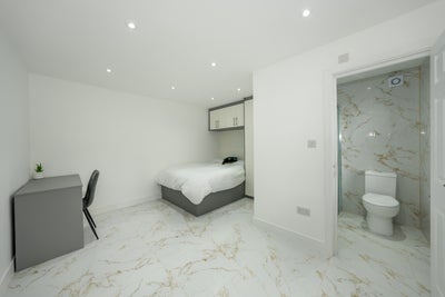Spacious Ensuite Double  TW16 -  No Deposit Option Main Photo