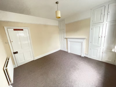 Large double room, freshly decorated, all bills in Main Photo