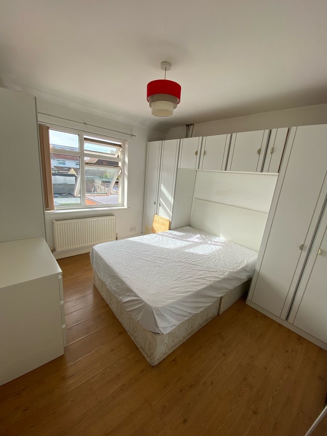 Clean and Bright Room Close to Heathrow Airport Main Photo