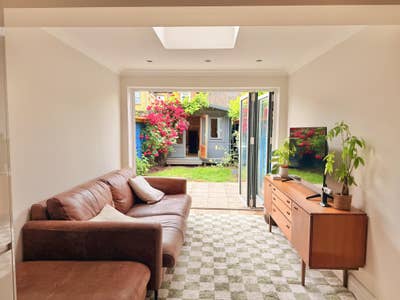 Large double room in newly renovated flat  Main Photo