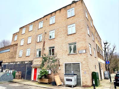 Large Refurbished Studio Apartment – Kember Street Main Photo
