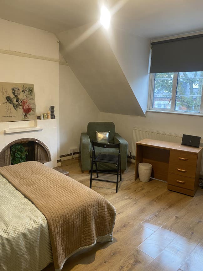 Large double room at Turnham Green  Main Photo