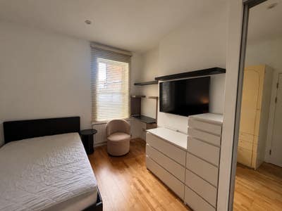 Bright Room in Quiet Professional Home Main Photo