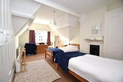 Cabin crew or a very quiet clean and tidy lodger  Main Photo