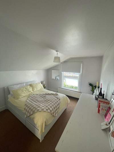 Room just off Northcote Road in between  commons Main Photo