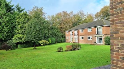 Double room in quiet location, central T Wells Main Photo