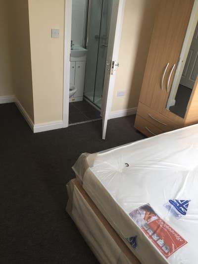 Double Ensuit With Bills &pound;1000 Main Photo