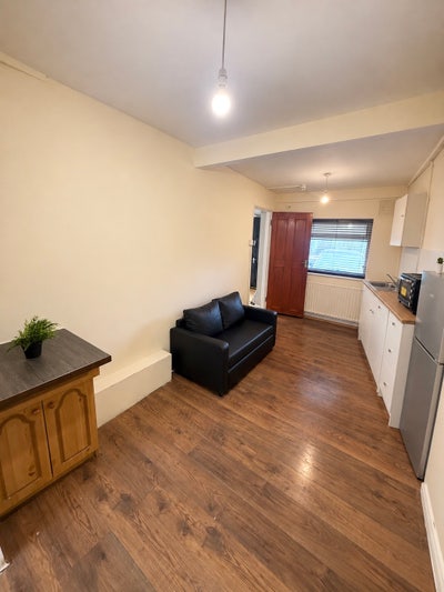Fantastic Studio Flat in Fron of Gladstone Park  Main Photo