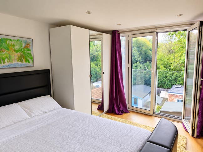 Beautiful En-Suite Room – Available end of October Main Photo
