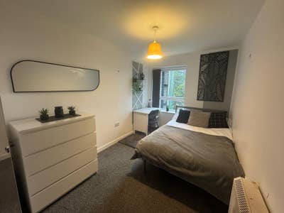 Private Parking / Low Deposit / All bills included Main Photo