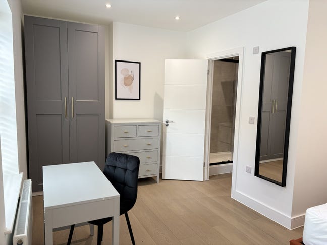 Comfortable double room to let  Main Photo
