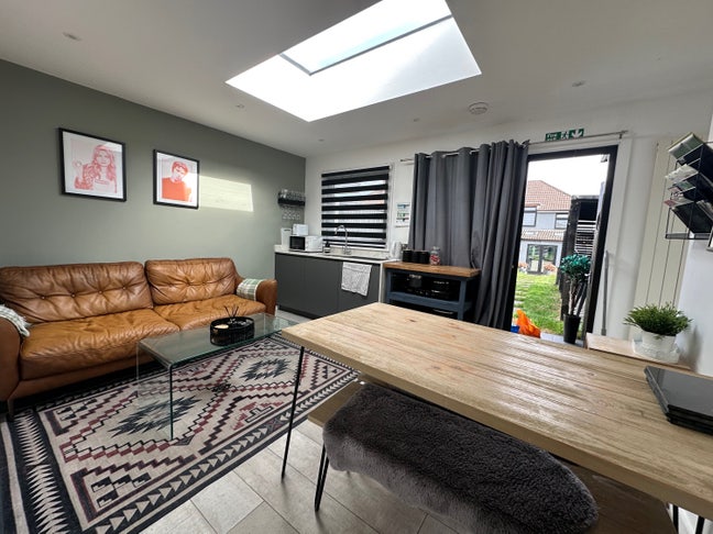 Modern 2 bed property near city centre Main Photo