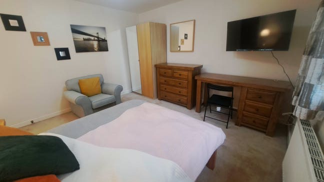 Large Double Room Available in Dudley Main Photo