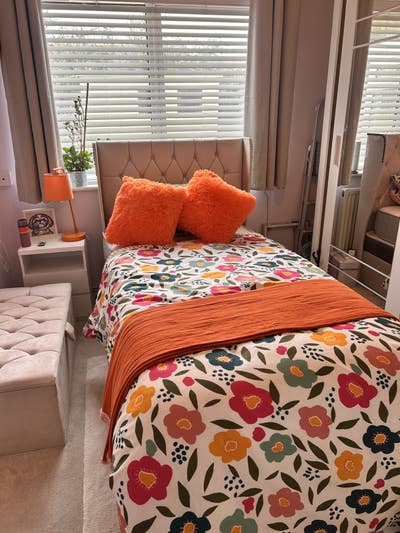Gorgeous clean Room close to main train station  Main Photo