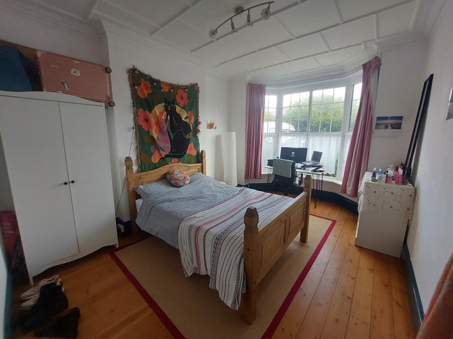 Large double room, all bills included Main Photo