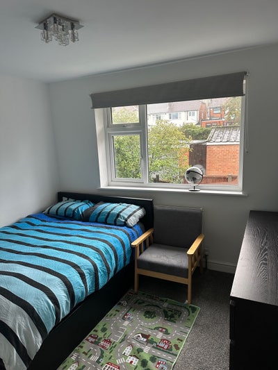 Spacious Double room near train station Main Photo