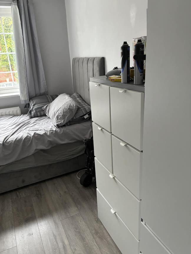 Single room to rent in knaphill Main Photo