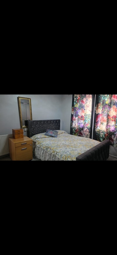 3 bedroom semi detached 4 mins walk from RHH. Main Photo