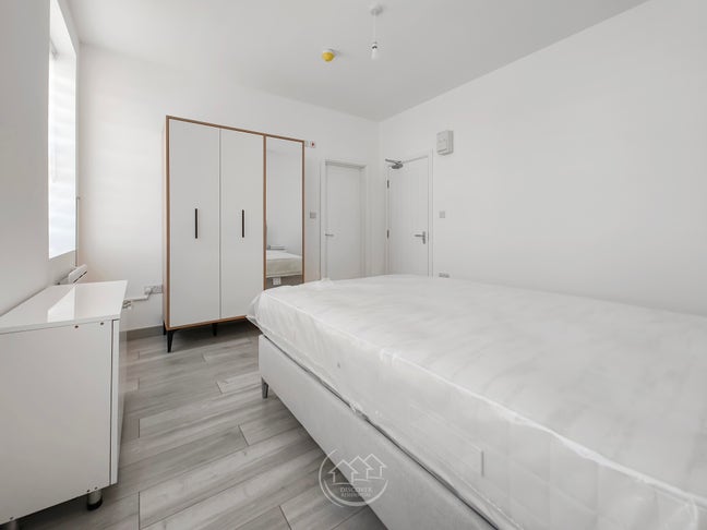 Stunning Double En-Suite Room – Brimsdown Station  Main Photo