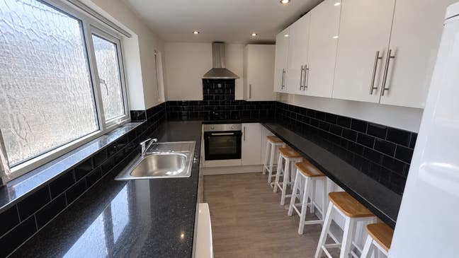 *Available Now* Two En-Suite Bedrooms Main Photo