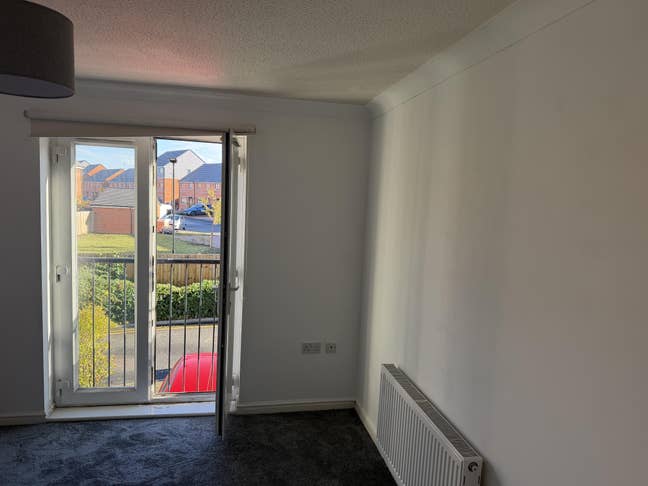Double room in heaton available flexible  Main Photo