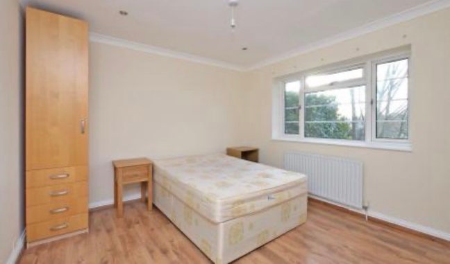 Renovated rm in proff house. Camberley / Frimley Main Photo