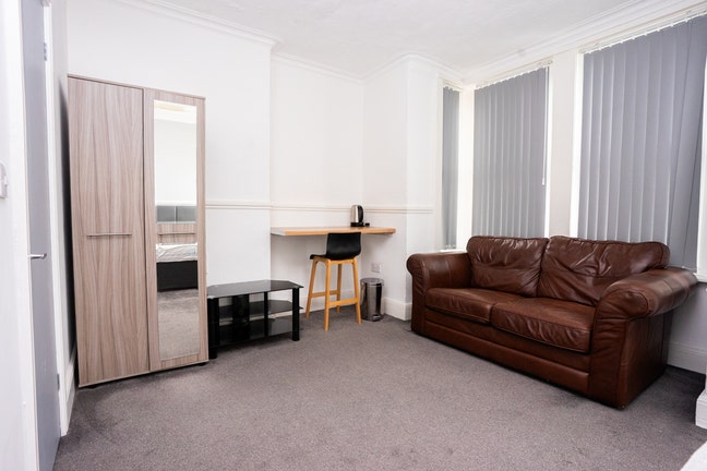 3 Large En Suite Rooms - 2 Studio Style! Main Photo