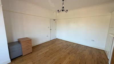 Huge room 2 min WANSTEAD station Main Photo