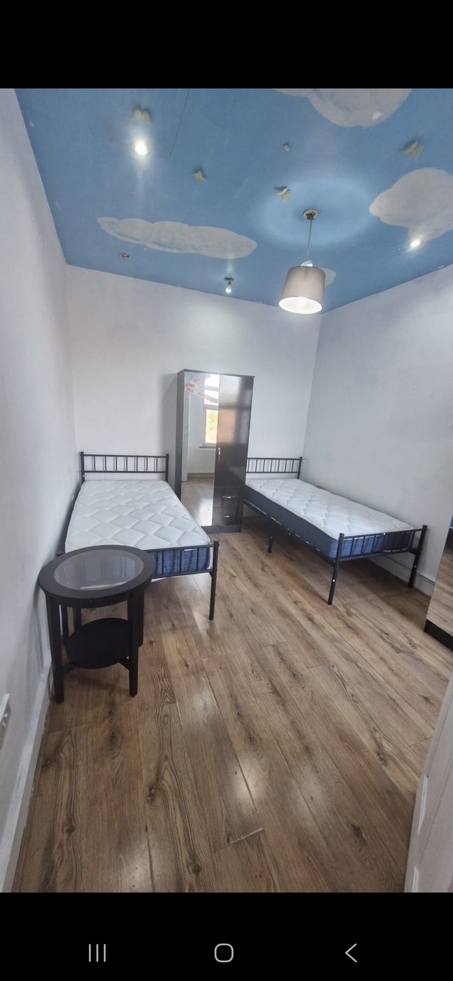 Room for rent - ladies only Main Photo
