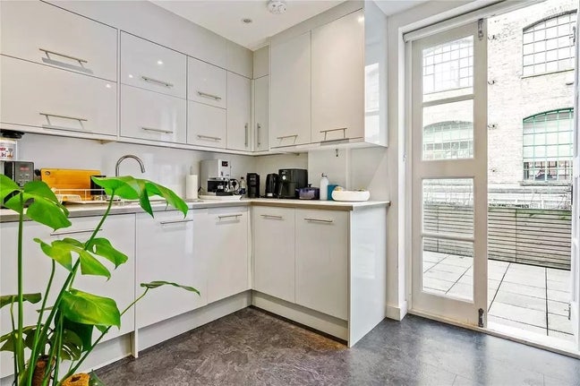 Room in 3 Bed Flat on Exmouth Market Main Photo